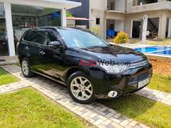 Mitsubishi outlander PHEV 2013